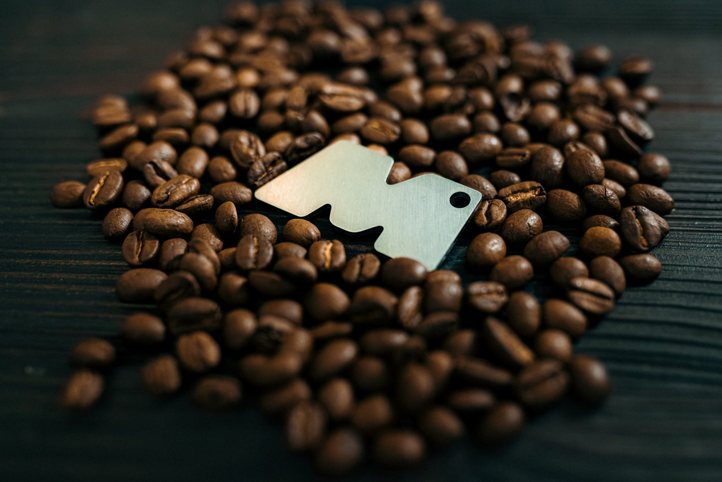 MIKA ONE Schlüsselanhänger auf Kaffeebohnen