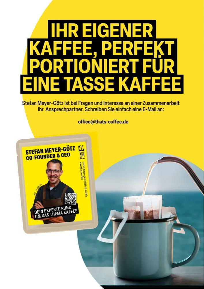 Bedruckter Coffeebag mit Foto, Name und QR-Code des Ansprechpartners, daneben eine Emailletasse, in die aus einem Kessel Wasser über einen eingehängten Beutel läuft