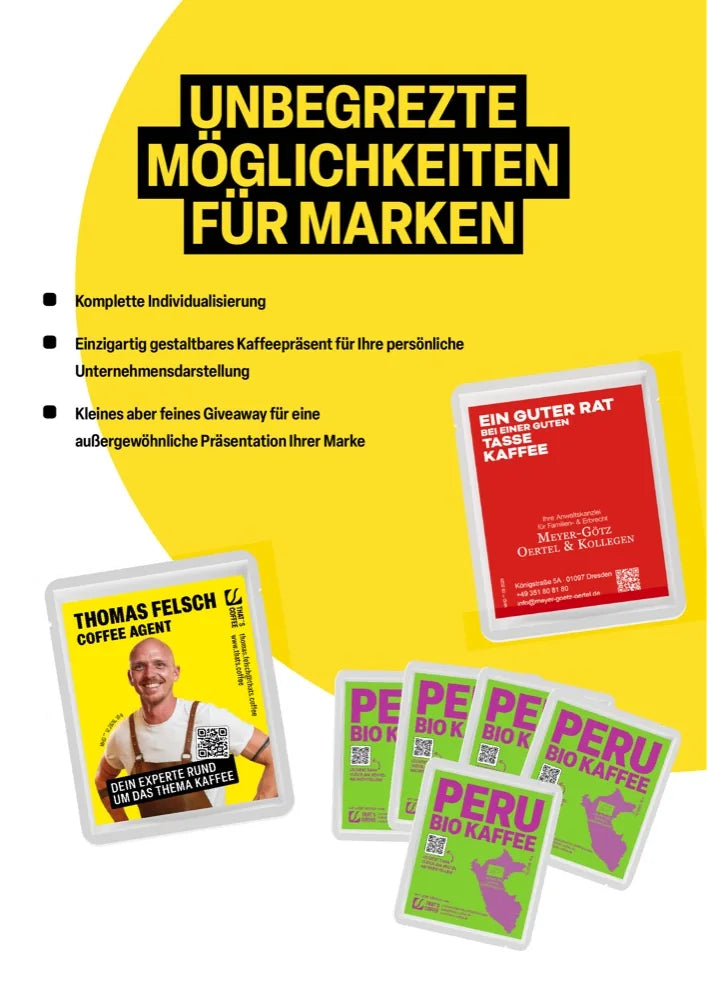 Vier bedruckte Coffeebags nebeneinander: einer mit Personenfoto und QR-Code, einer in Rot für eine Anwaltskanzlei, einer mit zweitem Personenfoto, dazu eine grüne Serie mit dem Umriss Perus